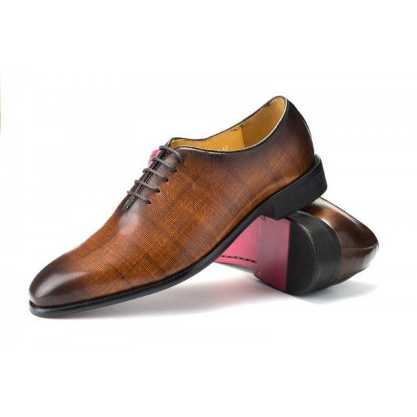 A pair of brock shoes for men wedding shoes for men business shoes Oxford shoes for business men dress shoes for men