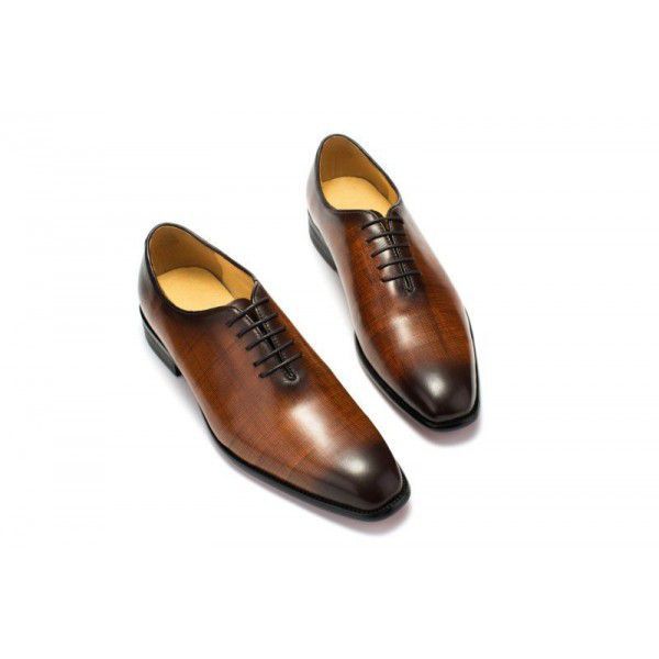 A pair of brock shoes for men wedding shoes for men business shoes Oxford shoes for business men dress shoes for men