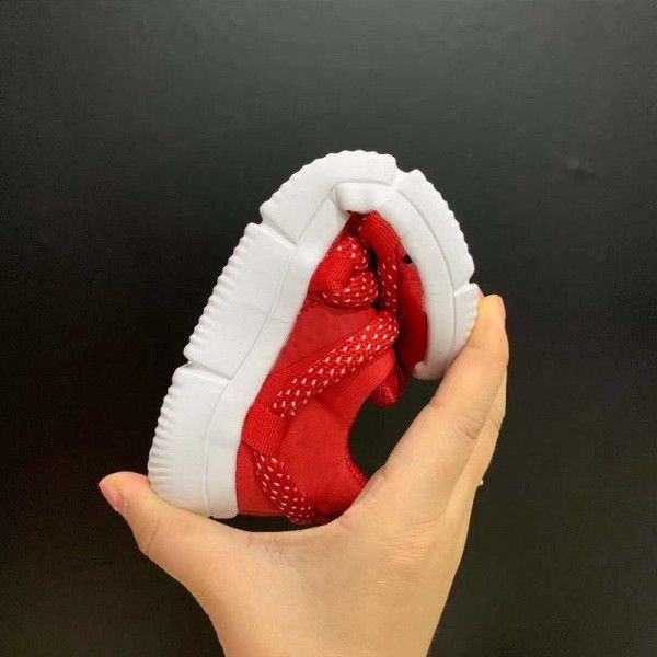 A pair of 2019 summer caterpillar shoes for boys and girls wear mesh shoes