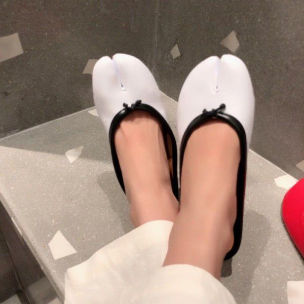 The new 2018 summer chic split toe sandals flat bag head wear pig foot shoes horseshoe shoes cool slippers female half drag