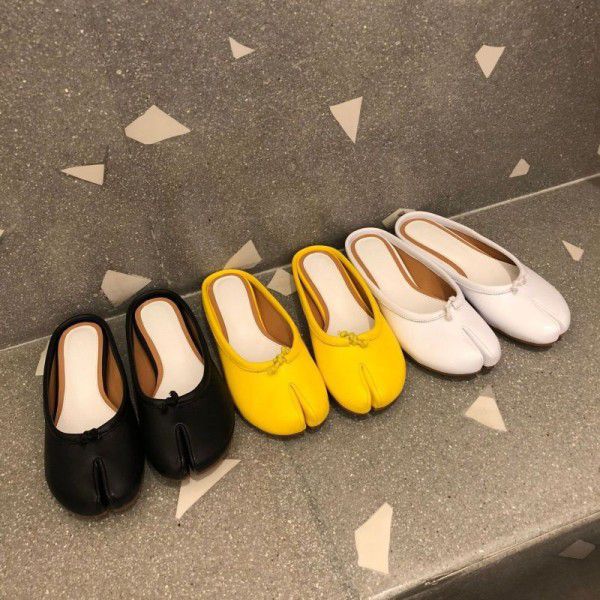 The new 2018 summer chic split toe sandals flat bag head wear pig foot shoes horseshoe shoes cool slippers female half drag