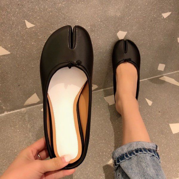 The new 2018 summer chic split toe sandals flat bag head wear pig foot shoes horseshoe shoes cool slippers female half drag