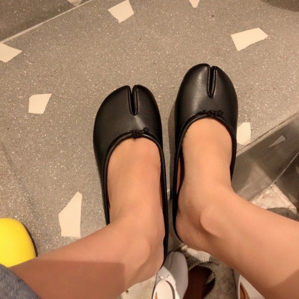 The new 2018 summer chic split toe sandals flat bag head wear pig foot shoes horseshoe shoes cool slippers female half drag