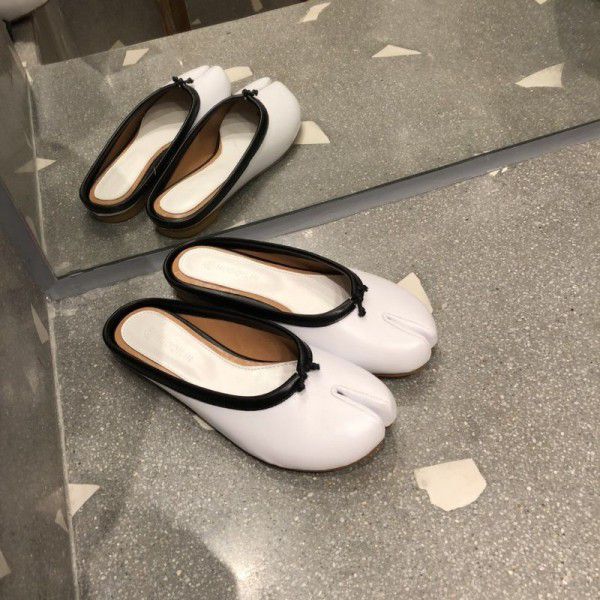 The new 2018 summer chic split toe sandals flat bag head wear pig foot shoes horseshoe shoes cool slippers female half drag