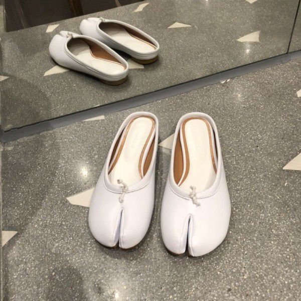 The new 2018 summer chic split toe sandals flat bag head wear pig foot shoes horseshoe shoes cool slippers female half drag