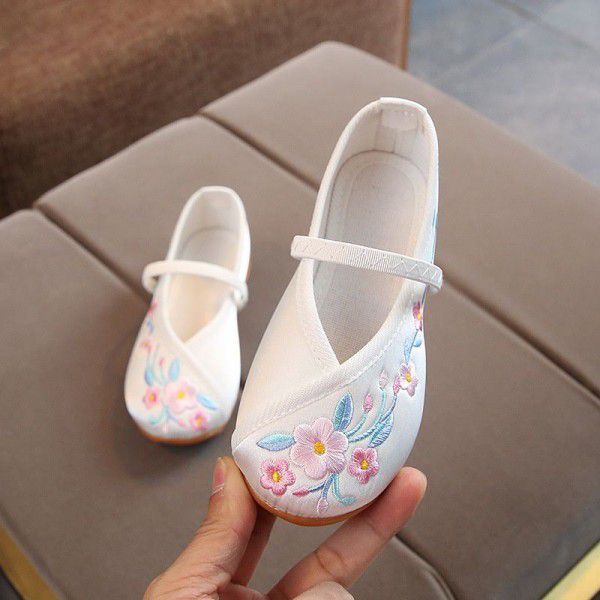 Handmade girls' embroidered shoes in Hanfu children's old Beijing cloth shoes national style students perform shoes dance shoes
