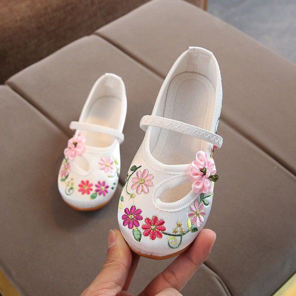 Handmade girls' embroidered shoes in Hanfu children's old Beijing cloth shoes national style students perform shoes dance shoes
