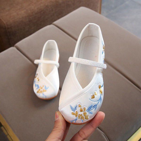 Handmade girls' embroidered shoes in Hanfu children's old Beijing cloth shoes national style students perform shoes dance shoes
